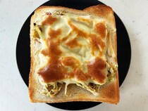 キャベツとソースを和えて…　企業発案のトーストに「満足感すごい！」