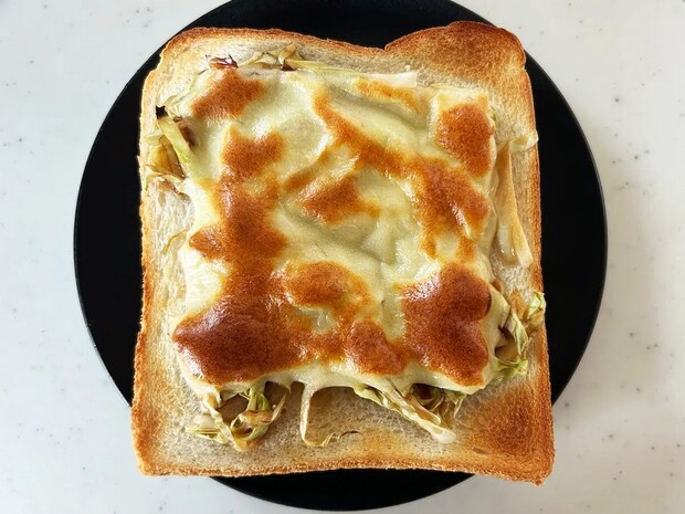 キャベツとソースを和えて… 企業発案のトーストに「満足感すごい!」