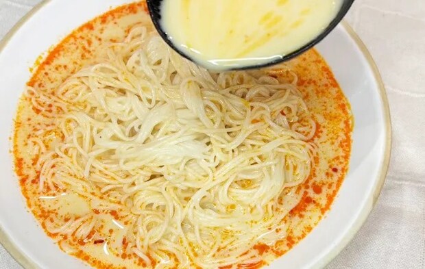 『麻婆豆腐の素で坦々風そうめん』を作る写真