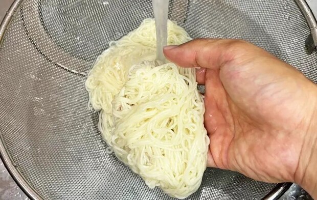 『麻婆豆腐の素で坦々風そうめん』を作る写真