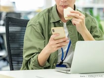 【社労士監修】　デスクで「おにぎりモグモグ」は原則NG！　勤務時間中の食事の境界線