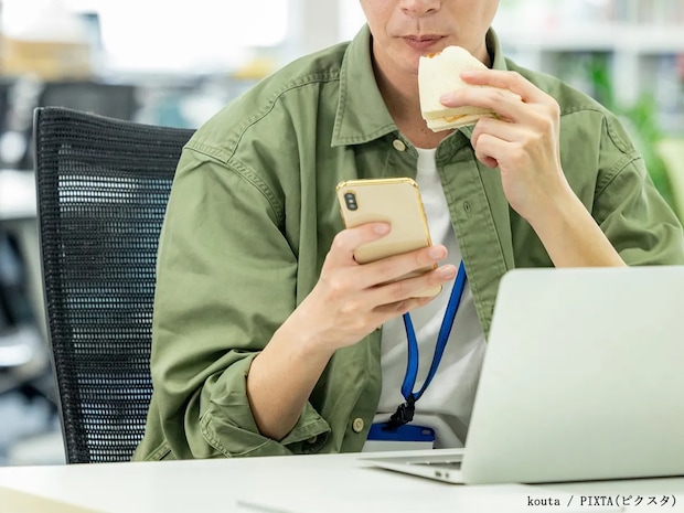 【社労士監修】　デスクで「おにぎりモグモグ」は原則NG！　勤務時間中の食事の境界線