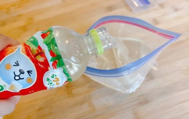 保存袋でゼリーを作る写真