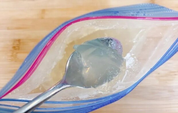 保存袋でゼリーを作る写真