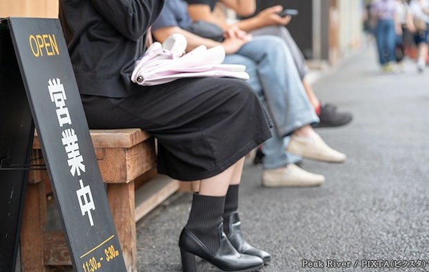 お店に並ぶ人の写真