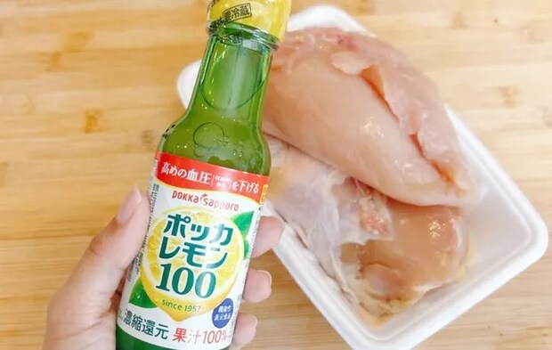 ポッカレモン100と鶏むね肉の写真