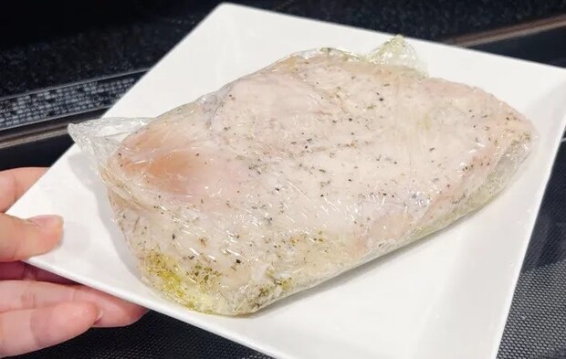 『レモン香るサラダチキン』を作る写真