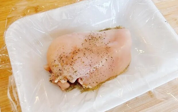 『レモン香るサラダチキン』を作る写真