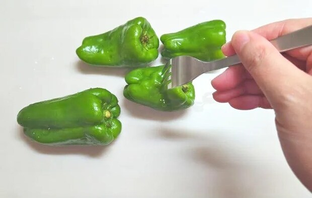 『丸ごとピーマンのさっぱりレンジ蒸し』を作る写真