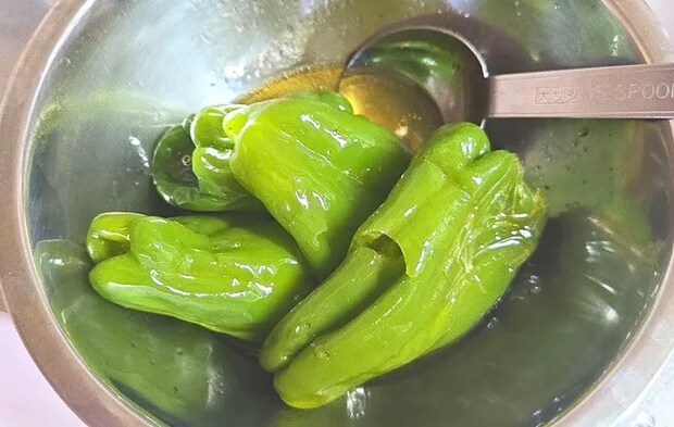 『丸ごとピーマンのさっぱりレンジ蒸し』を作る写真