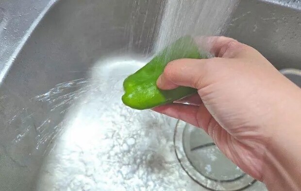 『丸ごとピーマンのさっぱりレンジ蒸し』を作る写真