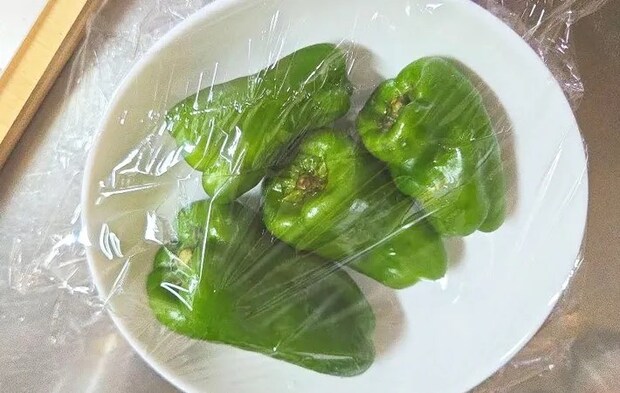 『丸ごとピーマンのさっぱりレンジ蒸し』を作る写真