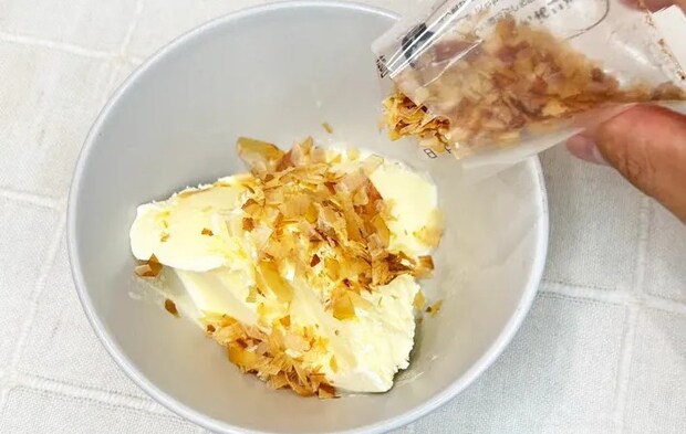 アイスに鰹節をかける写真