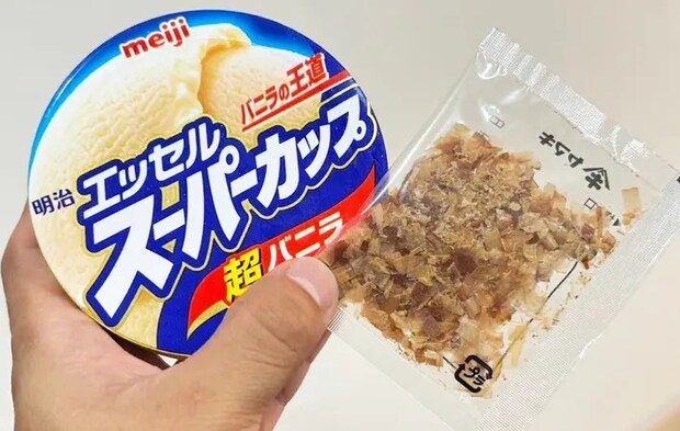 『明治 エッセル スーパーカップ』と鰹節の写真