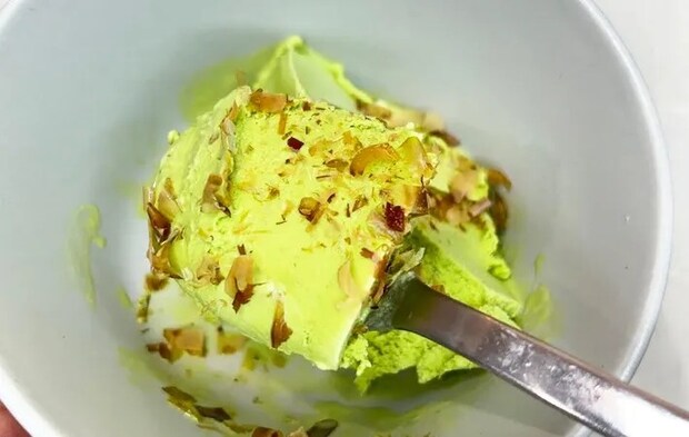 抹茶アイスに鰹節を混ぜた写真