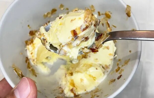 アイスに鰹節を混ぜる写真