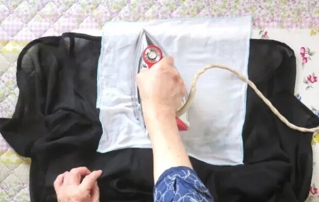 服にアイロンをかける様子