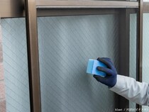 「激しい雨で真っ黒に…」　網戸を復活させるには『手順』が大事？