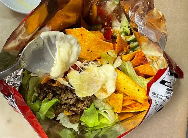 袋に材料を入れる