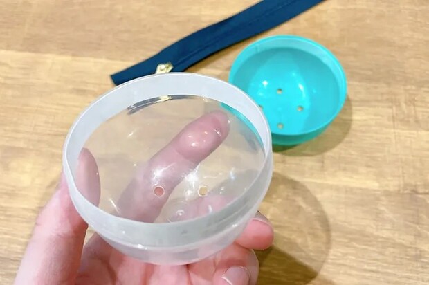 カプセルの内側に両面テープを貼る