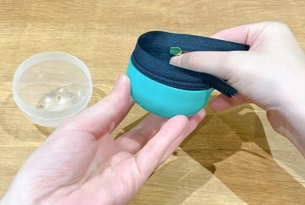 ファスナーを貼りつける