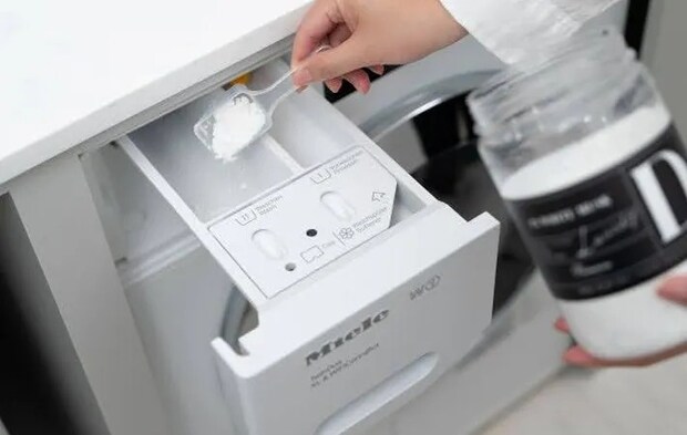 洗濯機に洗剤を入れる写真