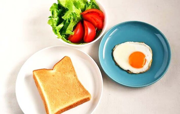 主食、主菜、副菜が揃った食事の写真