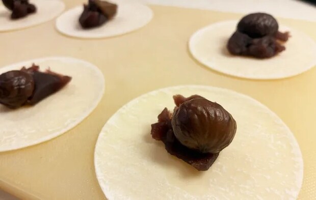 『カンタン・マロンパイ包み』を作る写真