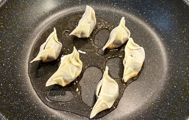 『カンタン・マロンパイ包み』を作る写真