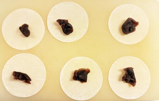 『カンタン・マロンパイ包み』を作る写真