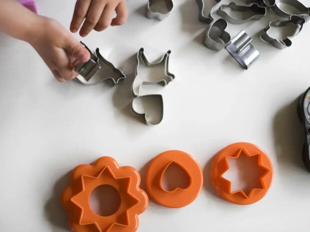 子供が型を押した瞬間… クッキーの姿に「ウソでしょ」「笑い止まらん」【100均グッズ4選】