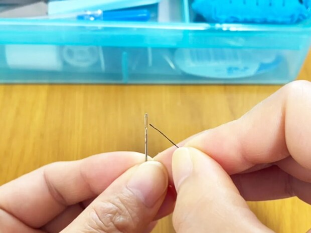 針穴に糸が通らない…　メモ帳の紙切れ1枚で？→「あれ、いつの間に！」と夫が驚き！