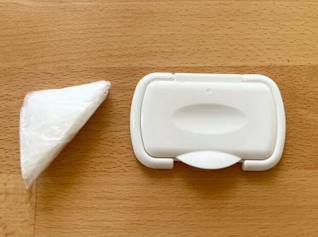 ウェットシートの蓋とポリ袋