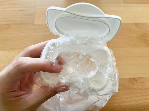 ウェットシートの蓋とポリ袋