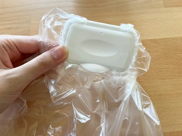 ウェットシートの蓋とポリ袋