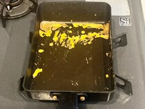 「もう捨てるしかない」は早い！　焦げ付きフライパンで『塩』を炒ると…