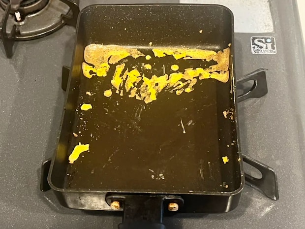 「もう捨てるしかない」は早い! 焦げ付きフライパンで『塩』を炒ると…