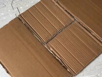 4枚のダンボールをつなぎ合わせて…？　でき上がったものに「大発明だ！」