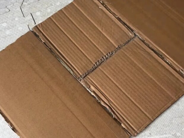 4枚のダンボールをつなぎ合わせて…? でき上がったものに「大発明だ!」