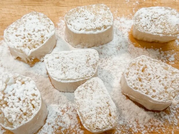 片栗粉をまぶしたエノキの写真