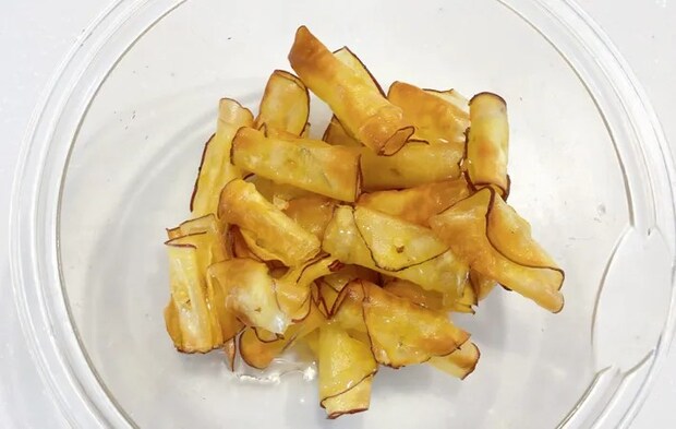 『くるくるおさつチップス』を作る写真
