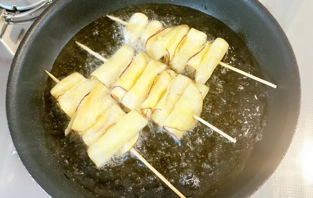 『くるくるおさつチップス』を作る写真