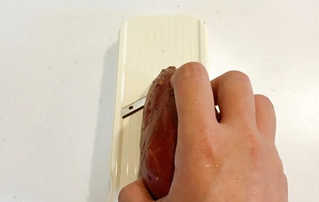 『くるくるおさつチップス』を作る写真