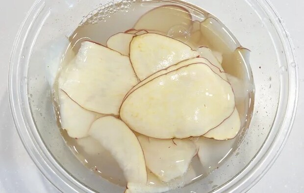 『くるくるおさつチップス』を作る写真