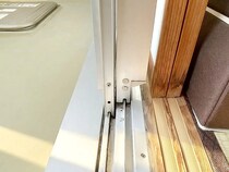 窓のサッシ掃除が5分で？　使った人の声に「神アイテム」「楽すぎた」【セリアアイテム4選】