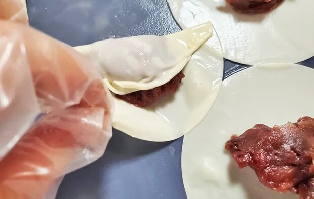 『おやつ餃子』を作る写真