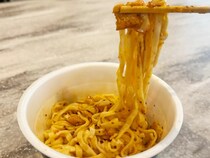 うどんが油そばに大変身！？　ギャル曽根の大胆『カップ麺アレンジ』レシピに驚きの声