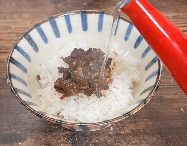 ご飯と焼き味噌にお湯をかける