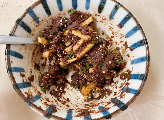 味噌と材料を混ぜる