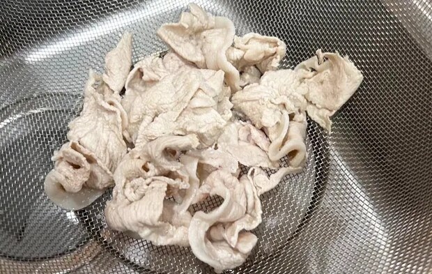 砂糖を入れてゆでた豚肉の写真